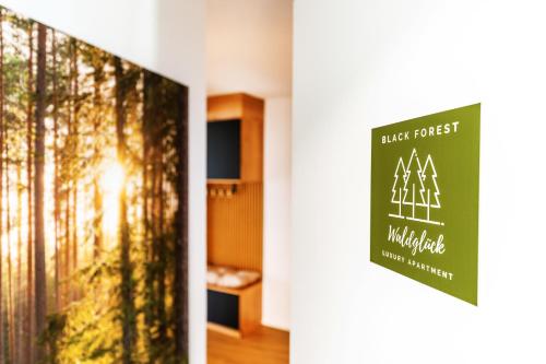 un panneau indiquant la forêt noire accroché à un mur dans l'établissement Black Forest Luxury Apartment Waldglück mit Sauna, à Königsfeld im Schwarzwald