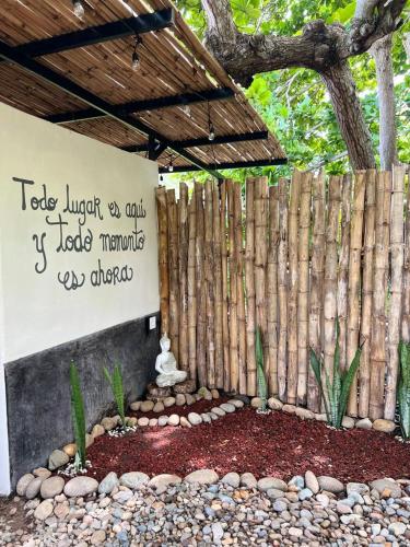 una señal frente a una valla de madera en Dharma Glamping, en Tapachula