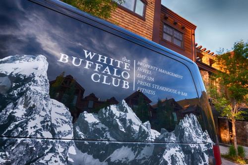 un bus avec un panneau indiquant le club de buffles sauvages dans l'établissement The White Buffalo Club, à Jackson