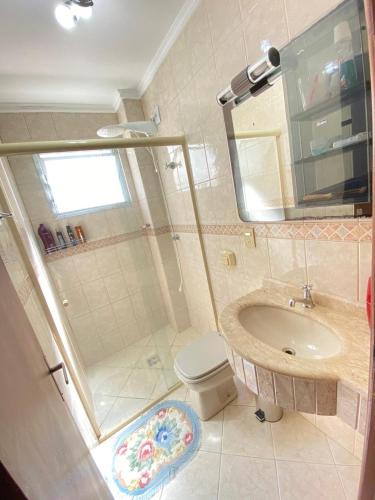 Ένα μπάνιο στο Excelente Apartamento Centro Balneário Camboriú