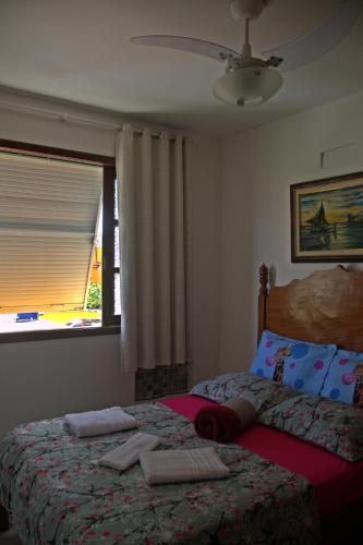 a bedroom with a bed with towels on it at CANTO DA ARVORE 1 in Arraial do Cabo