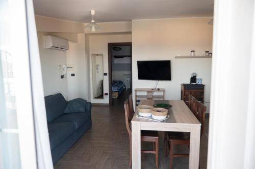 uma sala de estar com um sofá e uma mesa em B&B Vista Mare con Terrazzo em Palmi