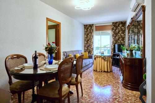 uma sala de jantar com uma mesa e cadeiras e um sofá em Amplio piso en zona céntrica de Baena em Baena