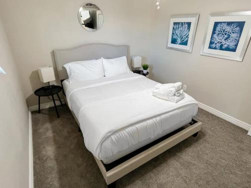 1 dormitorio con 1 cama grande con sábanas blancas en Modern 3BR,2BA with Game Hallway - Pets Welcome en Phoenix