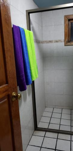 een douche met kleurrijke handdoeken in de badkamer bij CABAÑA DOÑA GLORIA in Mazamitla