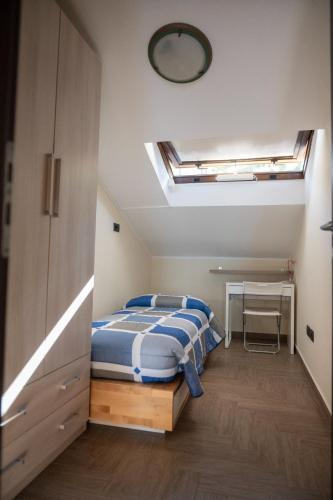 a bedroom with a bed and a skylight at B&B Vista Mare "Terrazzo" in Palmi