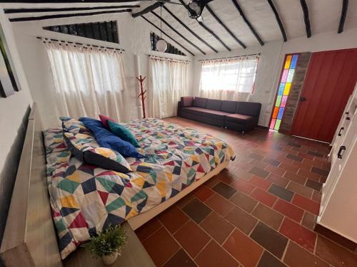 Tempat tidur dalam kamar di Finca la Esperanza - Cabaña Villa Coqui
