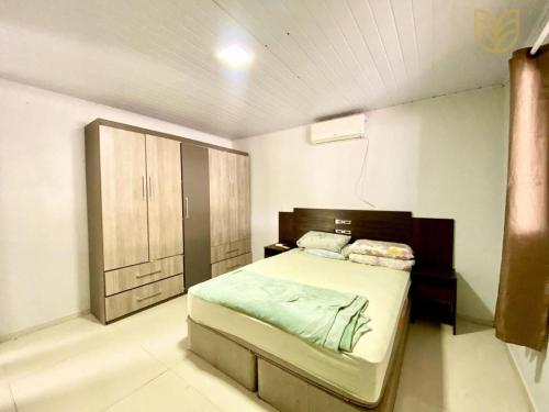 ein Schlafzimmer mit einem Bett und einem Schrank darin in der Unterkunft Casa Balneário Picarras in Piçarras