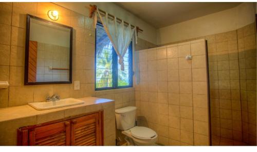 Bilik mandi di Bungalows Oasis