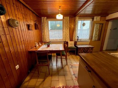 eine Küche mit einem Tisch und Stühlen im Zimmer in der Unterkunft Haus Lüftleck in Lunz am See