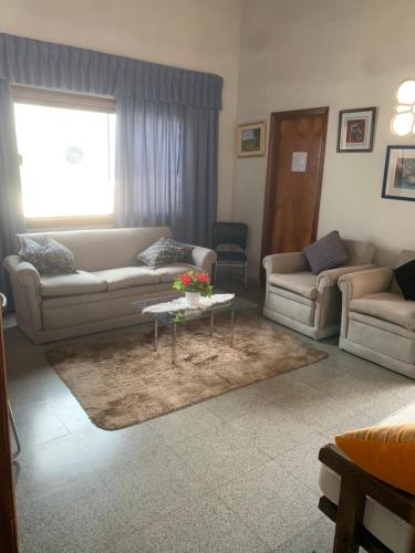 a living room with a couch and a coffee table at Amplio Departamento 3 habitaciones, excelente ubicación in Asuncion