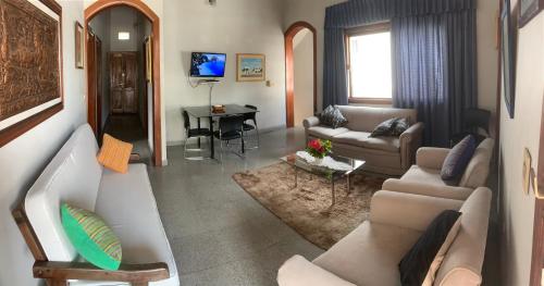 sala de estar con sofá y mesa en Amplio Departamento 3 habitaciones, excelente ubicación en Asunción