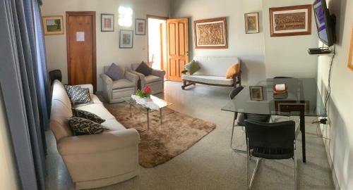 a living room with a couch and a table at Amplio Departamento 3 habitaciones, excelente ubicación in Asunción