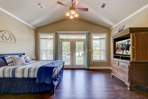 a bedroom with a bed and a flat screen tv at *Lake Life* in Lake Hamilton