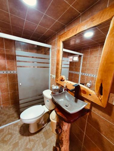 Bilik mandi di Glamping Cabañas Luz y Vida