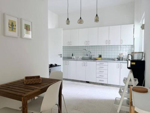 Virtuvė arba virtuvėlė apgyvendinimo įstaigoje Sunny Eclectic 3BR house in Gemmayze