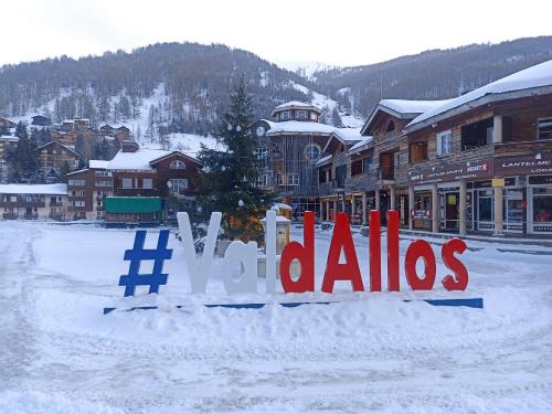 阿洛斯的住宿－VAL D ALLOS，雪地滑雪小屋的标志