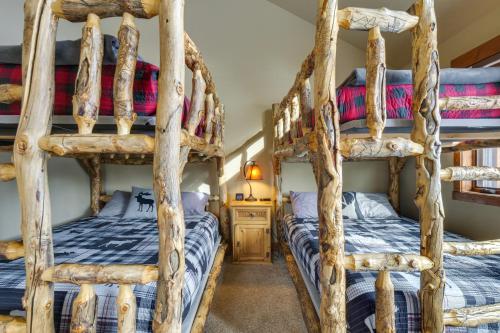 Ένα ή περισσότερα κρεβάτια σε δωμάτιο στο Colorado Lodge with Mtn Views - 3 Mi to Winter Park!