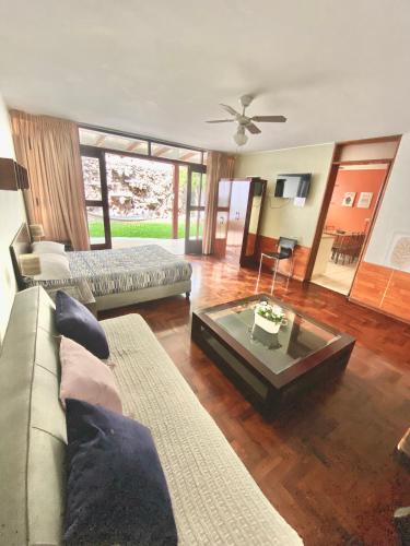 a living room with a couch and a coffee table at Lima Mini Aparts Monterrico - Cerca Embajada EEUU in Lima