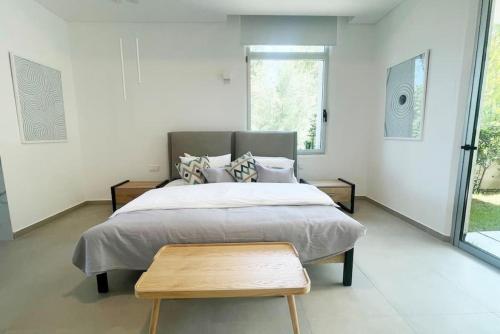 Giường trong phòng chung tại Amchit Bay Beach Residences 1BR w Private Pool