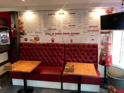 Μια τηλεόραση ή/και κέντρο ψυχαγωγίας στο Room Mate Hostel Amsterdam Zaandam