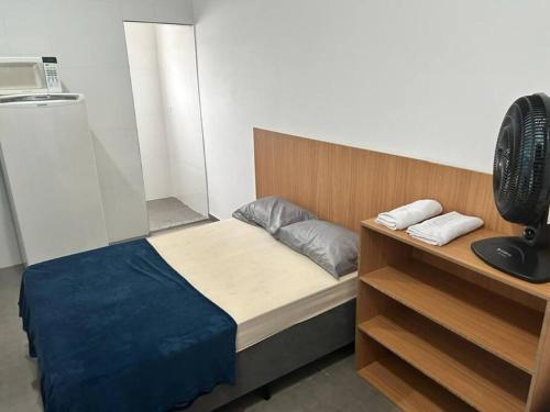 um pequeno quarto com uma cama e uma ventoinha em Studio Zona norte SP - proximo Expo Center Norte Vila Guilherme em São Paulo