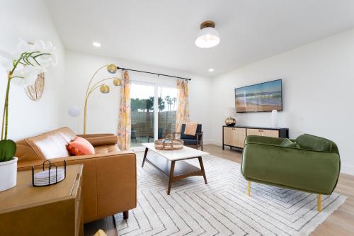- un salon avec un canapé et une table dans l'établissement Be A Nomad Apartments Blocks to the Beach, à Jacksonville Beach