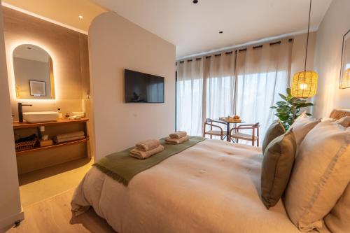 um quarto com uma cama grande com duas toalhas em LE NID, superbe chambre d'hôtes em Mauves-sur-Loire