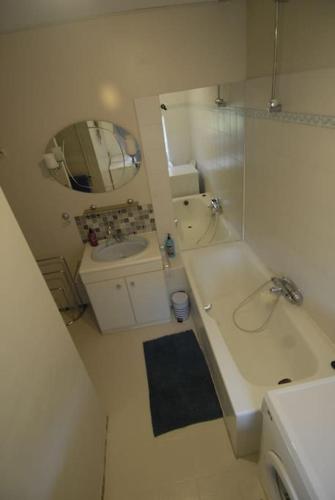 une salle de bain avec un lavabo, une baignoire et un miroir dans l'établissement FERME FAMILIALE DANS UN VILLAGE BOURGUIGNON 12 pl 3 nuits minimum, à Chemin-dʼAisey