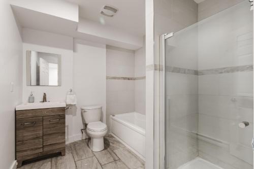 een witte badkamer met een toilet en een douche bij 2 bedroom apartment - 1909 in Montreal