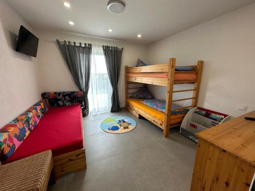 a bedroom with a bunk bed and a bunk bedouble at Ferienwohnung Varuswald in Tholey
