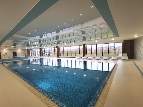 a large swimming pool in a large building at Apolonia apartament II- SPA in Dziwnów