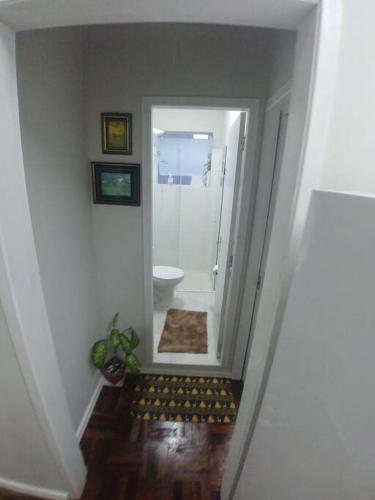 a hallway with a bathroom with a shower and a toilet at AP Novo, Cama Queen Size Nova no Centro de Blu in Blumenau