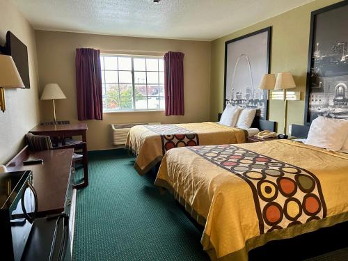 una camera d'albergo con due letti e una finestra di Super 8 by Wyndham Platte City Kansas City Area a Platte City