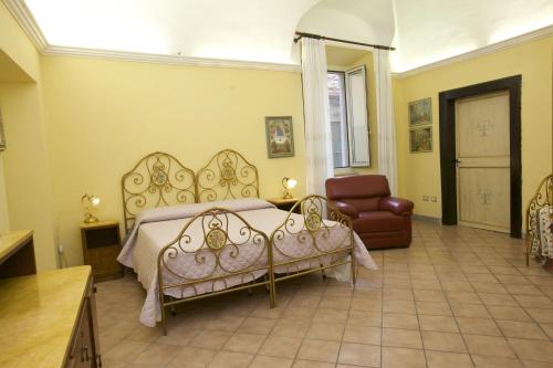 タルクイーニアにあるLa Casa di Mammaのベッドルーム1室(ベッド1台、椅子付)