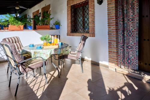 un tavolo e sedie seduti su un patio di Casa Rural Vistaluque a Luque