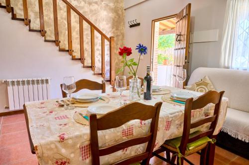 a dining room with a table with chairs and a tableablish at Casa Rural Vistaluque in Luque