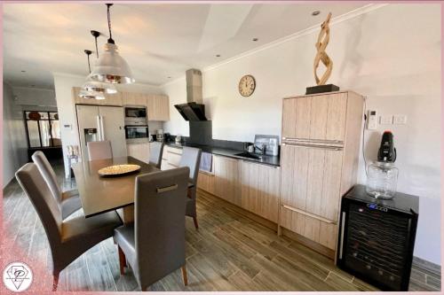 - une cuisine et une salle à manger avec une table et une statue au-dessus dans l'établissement Les Mouettes, Bel appartement à 50m des plages de Valras-Plage, à Valras-Plage