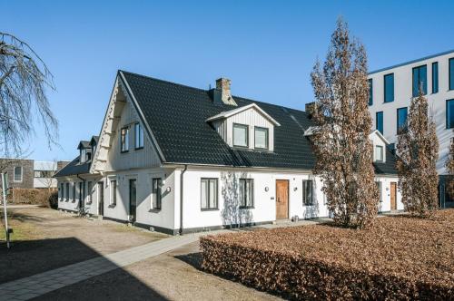 Foto Bright apartment in park environment 1