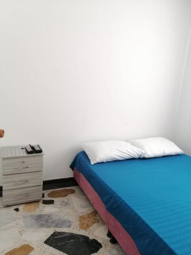 Uma cama ou camas num quarto em Amoblado cerca al Estadio y Unicentro