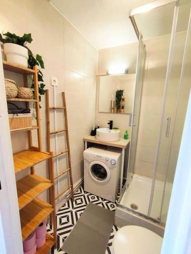 La petite salle de bains est pourvue d'une douche et d'un lave-linge. dans l'établissement L'Escapade : Charmant T2 -Parking gratuit, piscine, wifi, clim, à Gruissan