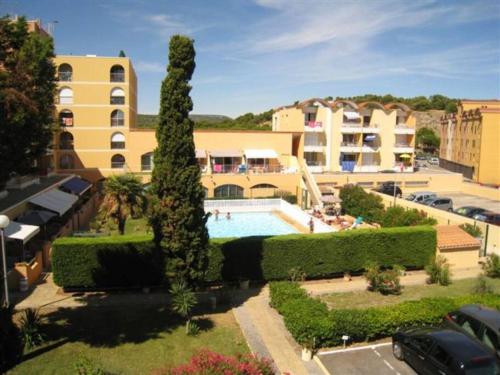 a view of a swimming pool in a resort at L'Escapade : Charmant T2 -Parking gratuit, piscine, wifi, clim in Gruissan