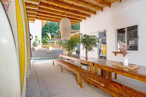 una sala da pranzo con tavolo in legno e panche di 4 You Hotel Nosara a Playa Guiones