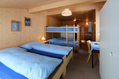 เตียงสองชั้นในห้องที่ Berghotel Distelboden