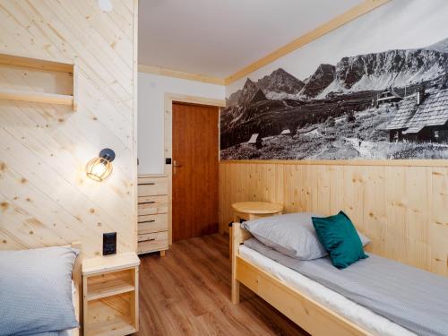 マウェ・チヘにあるPokoje Andrzej i Krystyna Lukaszczykの木製の壁のベッドルーム1室