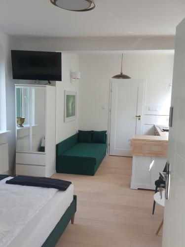 Ένα ή περισσότερα κρεβάτια σε δωμάτιο στο APARTAMENTY ZIELONY KAMELEON