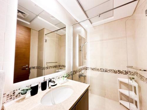 a bathroom with a sink and a mirror at Spacious Studio in Yas Island 113A1 in Abu Dhabi