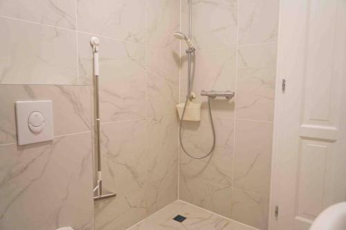 ein Bad mit einer Dusche, einem WC und einem Waschbecken in der Unterkunft Former Berlin Wall high-end kitchen 3 bedroom apartment in Teltow
