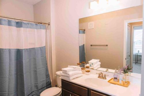 een badkamer met een wastafel, een toilet en een spiegel bij Zionsville Luxury 1BR w/Balcony in Zionsville