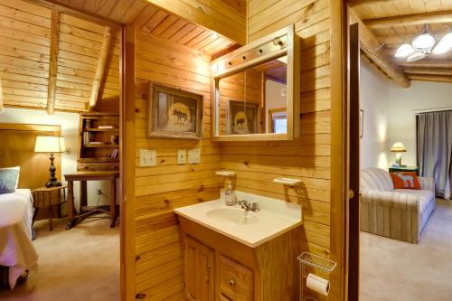 baño con lavabo y 1 cama en una habitación en Secluded, Pet-Friendly Cresco Log Cabin Fire Pit!, en Cresco